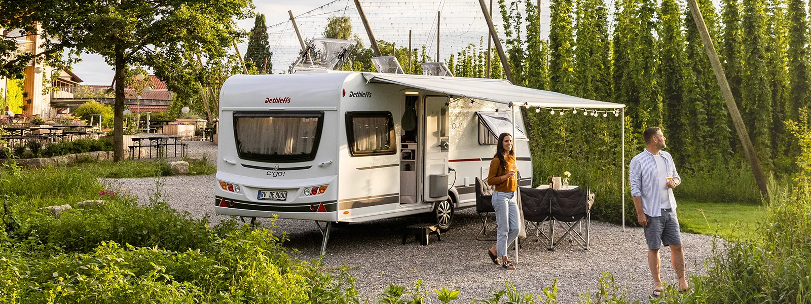 Model van een automerk in de hero van de website